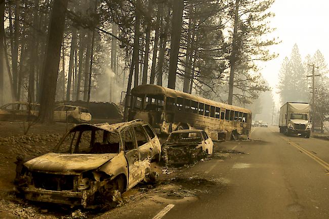 Feuerhölle. Bei den verheerenden Waldbränden in Kalifornien sind bereits 31 Menschen ums Leben gekommen.