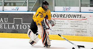 EHC-Raron-Torh&uuml;ter Yacine Djerrah auf dem Eis