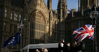 Die EU-Flagge und diejenige des Vereinigten K&ouml;nigreiches vor dem Londoner Parlamentshaus
