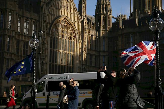 Die EU-Flagge und diejenige des Vereinigten Königreiches vor dem Londoner Parlamentshaus