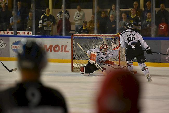 Torhüter Lory und Heynen unter Druck, der EHC Visp musste sich bei Ajoie geschlagen geben.