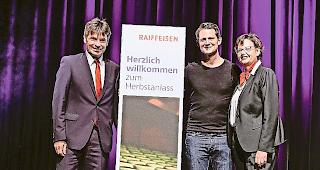 Schauen auf einen gelungenen Abend zur&uuml;ck. Von links:  Gerald Oggier, Vizepr&auml;sident OVRB, Fabian Unteregger und  Carmen Zenklusen, Pr&auml;sidentin OVRB.Foto Christian Pfammatter