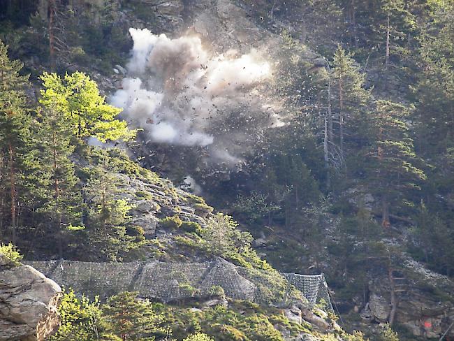 Naturgefahren. Weil sie eine potentielle Gefahr darstellen, müssen Felsblöcke oberhalb der A9 in der Gondoschlucht kontrolliert zur Sprengung gebracht werden. (Symbolbild)