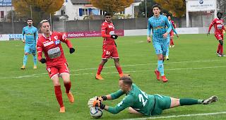 Adryan kommt gegen den SC-Freiburg-Torh&uuml;ter Flekken zu sp&auml;t, auch das Ehrentor gelang nicht.