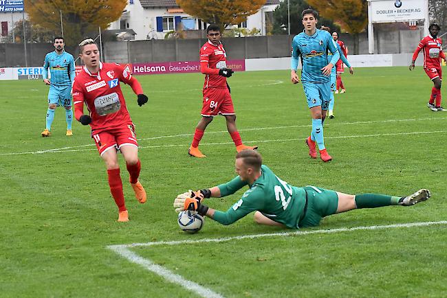 Adryan kommt gegen den SC-Freiburg-Torhüter Flekken zu spät, auch das Ehrentor gelang nicht.