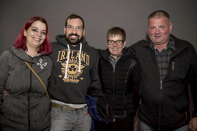 Christelle (29) und Jörg Grichting (32), Corinne (53) und Egon Kiechler (51), Leukerbad.