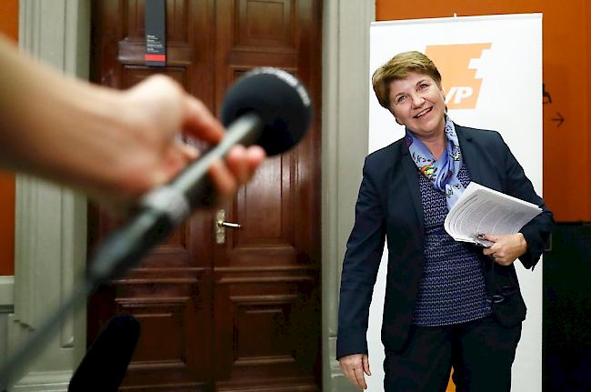 Bundesratskandidatin Viola Amherd beantwortet Fragen von Journalisten nach ihrem Hearing.