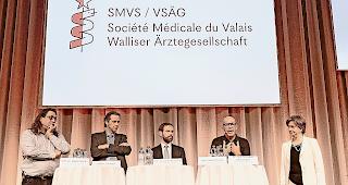 Interdisziplin&auml;r. Diego Kuonen, Marco D&rsquo;Angelo, Julian Marewski, Pierre Arnold (Pr&auml;sident der Unterwalliser &Auml;rzte) und Monique Lehky Hagen (v.&thinsp;l.) debattieren &uuml;ber die &laquo;richtige&raquo; Gesundheitspolitik.Foto wb/andrea soltermann