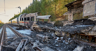 Ein ICE mit einem ausgebrannten Waggon auf der Schnellbahnstrecke zwischen K&ouml;ln und Frankfurt.