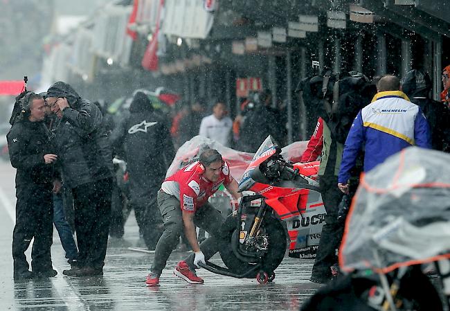 Wegen zu viel Wasser auf der Strecke ist das MotoGP-Rennen abgebrochen worden.