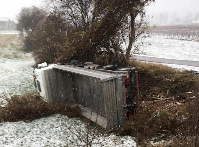 Der Camion kam auf der leicht schneebedeckten Strasse bei Agarn ins Rutschen.