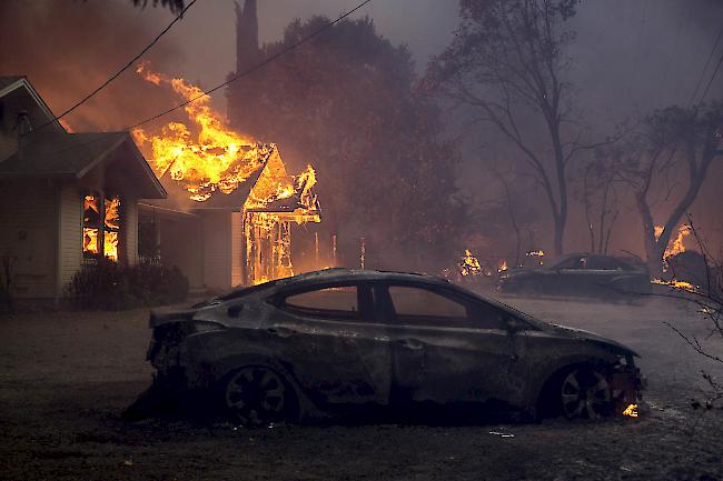 Verheerend. Bei den massiven Waldbränden in Kalifornien sind bislang 77 Leichen geborgen worden.