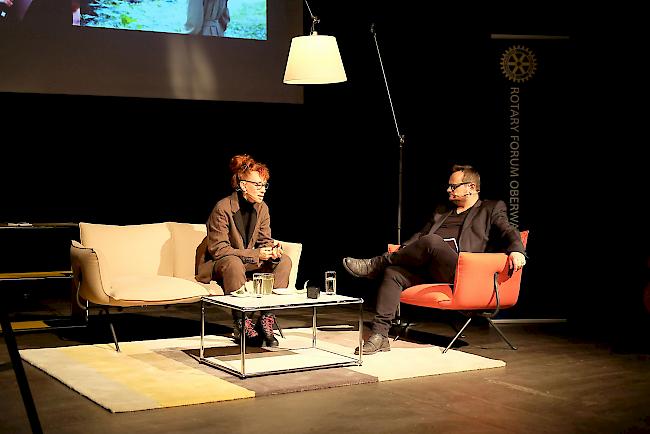 Schriftstellerin Sibylle Berg im Gespräch mit Olivier Imboden (rechts)