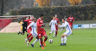 Philippe besch&auml;ftigt die Lausanner Abwehr, Sitten vermochte sich offensiv nicht immer durchzusetzen.