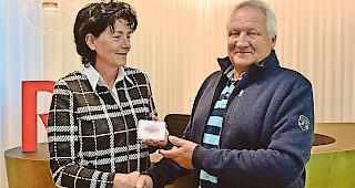 Kundenberaterin Daniela Zengaffinen mit Gewinner Erich Bregy.