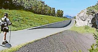 Der &laquo;M&ouml;rderstein&raquo; im Pfynwald mit der geplanten Erschliessungsstrasse. Die Autobahn verl&auml;uft links im Boden.