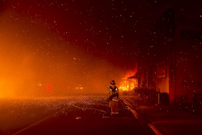 Flammenhölle. Die verheerenden Waldbrände in den USA haben bislang 81 Menschenleben gefordert.