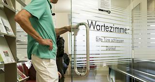 Neue Regelung. Ab 1. Januar 2019 k&ouml;nnen Familien Soforthilfe beantragen, wenn die Anwesenheit eines Elternteils beim kranken oder hospitalisierten Kind erforderlich ist und ein Einkommensverlust oder ein zus&auml;tzlicher Kostenaufwand durch die Erkrankung entsteht.