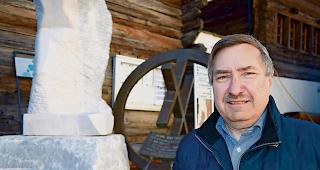 Gregor Zenh&auml;usern vor dem Denkmal &laquo;R&uuml;tli der Schweizer Frau&raquo;.