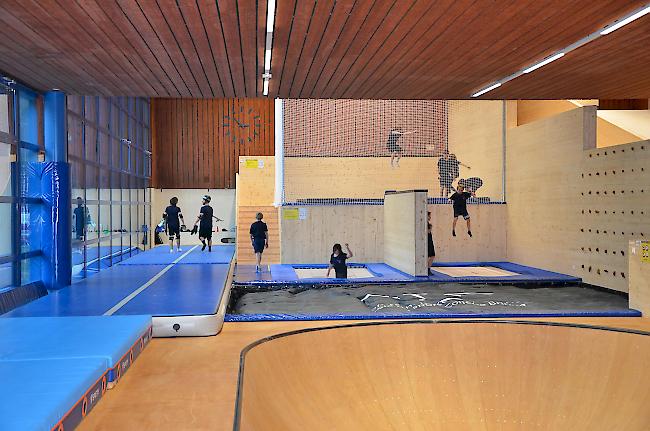 Tricks. Dank diverser Trampolins können die Nachwuchssportler ihre Sprünge üben.