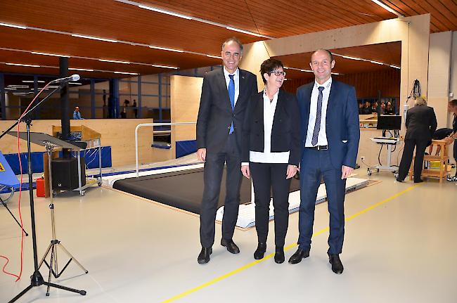 Glückliche Gesichter. Staatsrat Christophe Darbellay, Nadine Tscherrig, Prorektorin Sportschule, und Gerhard Schmidt, Rektor Kollegium Spiritus Sanctus, anlässlich der Einweihungsfeier.