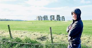 England. Warten auf eine Mitfahrgelegenheit bei Stonehenge.