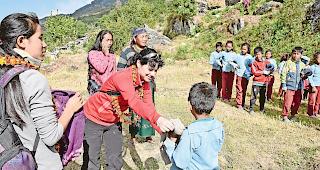 Gefragte Hilfe. Die Zermatterin Fabienne Jelk verteilt Strickwaren aus dem Oberwallis an nepalesische Kinder, w&auml;hrend sich Arzt Erwin Julen im Medical Camp um kranke Menschen k&uuml;mmert.