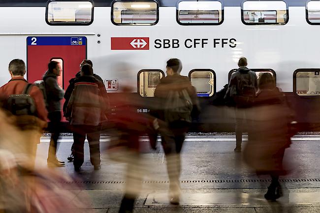 Rauchfreie Bahnhöfe. Ab 1. Juni 2019 werden für die rauchenden Kundinnen und Kunden neu, je nach Grösse oder Länge der Perrons, bis zu zwei Raucherbereiche pro Perron eingerichtet.