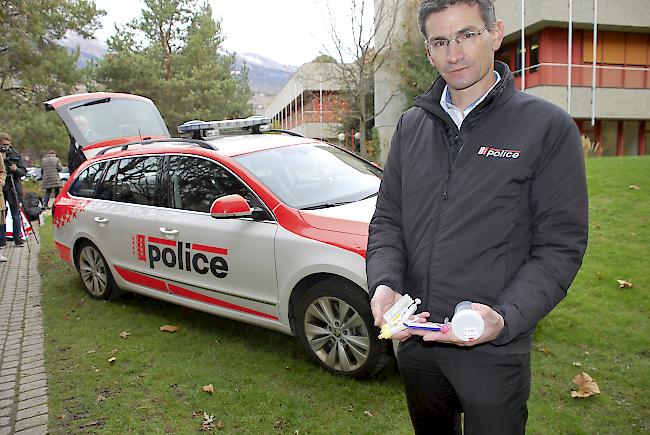 Gut ausgerüstet. Polizeisprecher Stève Léger präsentiert Utensilien für Alkohol- und Drogentests, welche die mobilen Polizeieinheiten stets mit sich führen. Foto wb