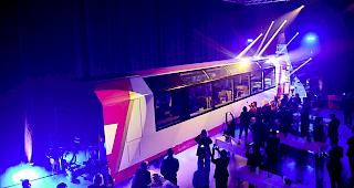 Der neue Excellence Class Wagen wird in die Halle gezogen.