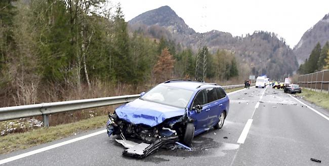 Bei zwei heftigen Kollisionen mit drei beteiligten Autos sind am Freitag bei Grüsch im Prättigau mehrere Personen verletzt worden.