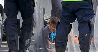 Rund 150 Migranten aus Mittelamerika haben aus Protest gegen die US-amerikanische Asylpolitik in der Nacht auf Freitag vor einem mexikanischen Grenz&uuml;bergang geschlafen.