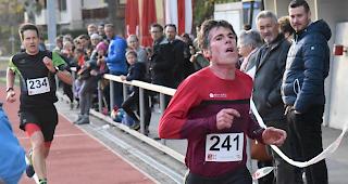 Tagessieger Guido Heynen nach der Spurtentscheidung im Ziel, die Walliser Crosslauf-Saison ist lanciert.