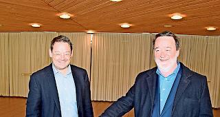 Sonntagvormittag. Felix Ruppen (rechts) w&auml;hlt im Beisein von Gemeindepr&auml;sident Franz Ruppen.