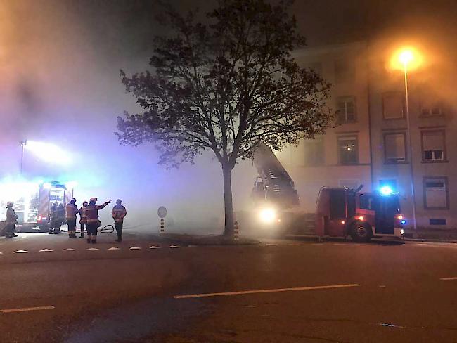 Löscharbeiten der Feuerwehr nach dem Ausbruch eines Feuers in einem Mehrfamilienhaus in Solothurn.