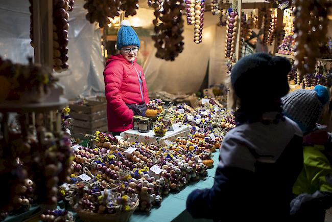 Begehrte Zwiebelzöpfe am diesjährigen Berner Zibelemärit.