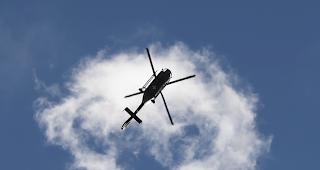 Ein Helikopter ist in ein Kabel einer Hochspannungsleitung geflogen. (Symbolbild)