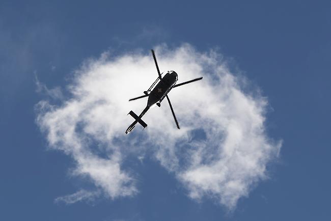 Ein Helikopter ist in ein Kabel einer Hochspannungsleitung geflogen. (Symbolbild)