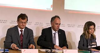 Stefan Bumann, Chef der Dienststelle f&uuml;r Hochchhulwesen, Staatsrat Christophe Darbellay und H&eacute;l&egrave;ne Gapany Savoiz, Adjunktin Dienststelle f&uuml;r Hochschulwesen stellen in Sitten den kantonalen Hochschulbericht 2018 vor. 