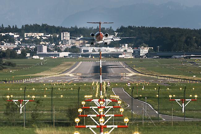 Weil er zwei Flugzeugen gleichzeitig die Starterlaubnis erteilte, muss sich ein 36-jähriger ehemaliger Fluglotse heute Mittwoch vor dem Zürcher Obergericht verantworten. 