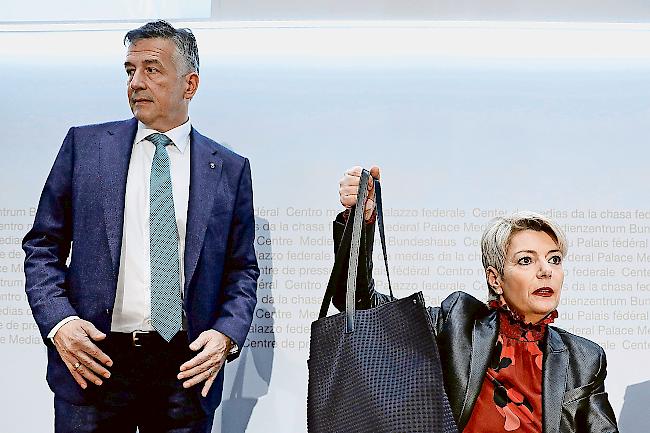 Nicht auf gleicher Höhe. Die FDP-Kandidaten Hans Wicki und Karin Keller-Sutter.Foto Keystone