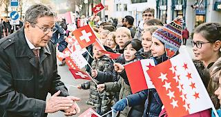 Applaus, Applaus. St&auml;nderatspr&auml;sident Jean-Ren&eacute; Fournier bedankt sich bei den Schulkindern f&uuml;r den Empfang.Fotos Keystone/WB/Soltermann