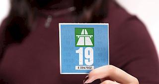 Ab Samstag ist die neue Autobahn-Vignette in Poststellen, Tankstellen und Garagen im Verkauf. 