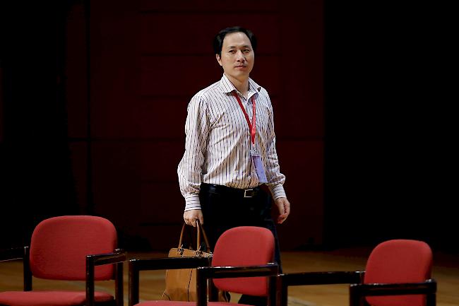 Designer-Babys. Die chinesische Regierung verbietet Gen-Forscher He Jiankui weitere Forschungsarbeiten.