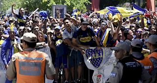 Pulverfass. Um gr&ouml;ssere Krawallen zu verhindern, soll das Final-R&uuml;ckspiel der Copa Libertadores nicht in Argentinien, sondern in der spanischen Hauptstadt Madrid stattfinden.