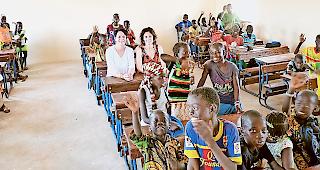 Einweihung. Tanja Fux (links) und Corinne H&auml;usler inmitten von Schulkindern im neuen Schulhaus in Manankoroni, das von sunvida finanziert wurde.Fotos zvg/wb
