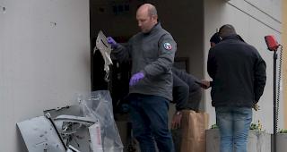 Sprengstoffexperten des wissenschafltichen Dienstes der Z&uuml;rcher Kantonspolizei bei der Untersuchung des gesprengten Bancomats.