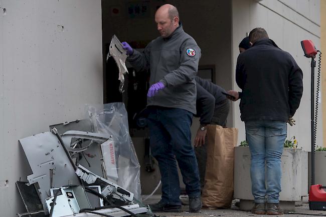 Sprengstoffexperten des wissenschafltichen Dienstes der Zürcher Kantonspolizei bei der Untersuchung des gesprengten Bancomats.