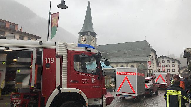 Eine Explosion in der Hotelküche des Zermatterhofs führte zu einem Grossaufgebot der Feuerwehr. 