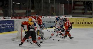 Die Visp-St&uuml;rmer Jules Sturny (98) und Mark Van Guilder (vorne) k&ouml;nnen sich gegen die Kloten-Abwehr und dessen Goalie van Pottelberghe nicht durchsetzen.